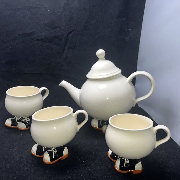 CARE INC 1976 HAND MADE CERAMIC WALKING SNEAKER TEAPOT 3 CUPS- Lid Has Cracks - Picture 1 of 13